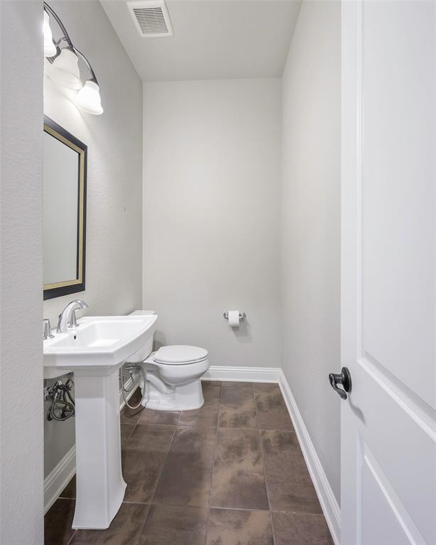 941 Leola Lane Allen, TX 75013 - Photo 20 of 37 a bathroom with a sink toilet and mirror
