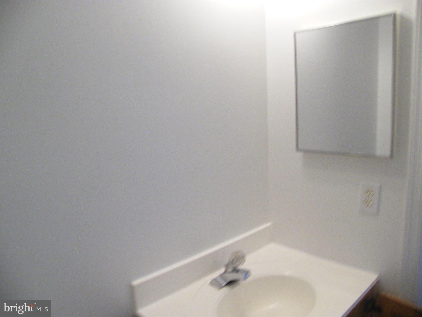 22 East Village Road Newark, DE 19713 - Photo 10 of 18 Master Bathroom