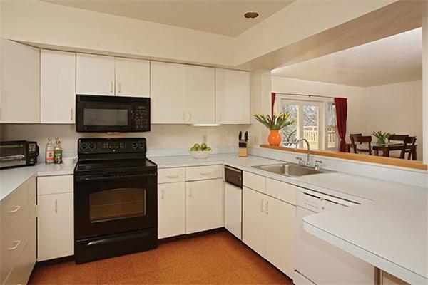 87 Glen Road, Unit 9 Brookline, MA 02445 - Photo 4 of 5 Gallery Image 4