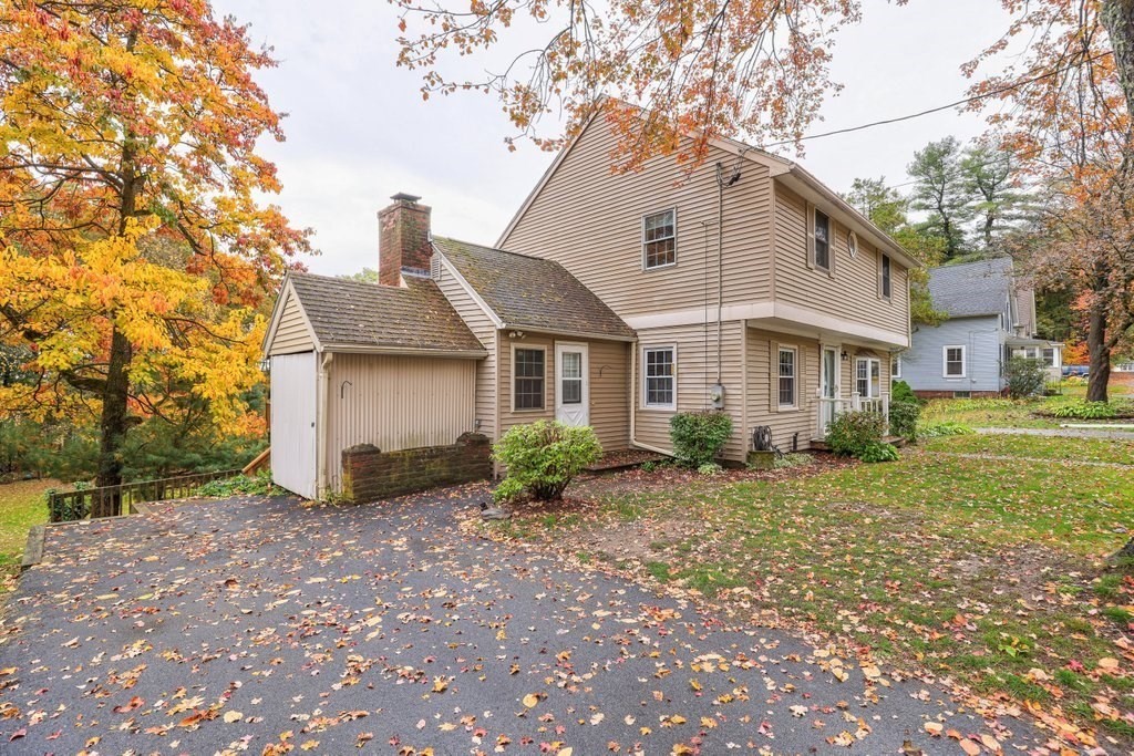 a view of a house with a yard