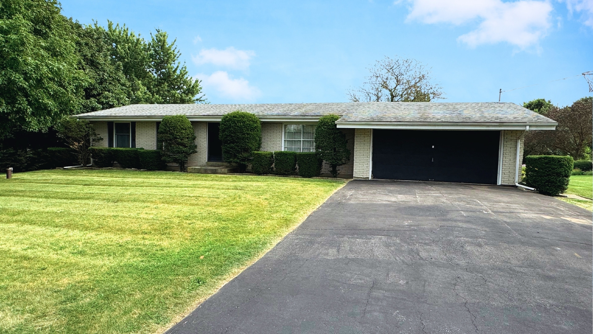 10626 North Grove Road Sycamore, IL 60178 - Photo 1 of 28 a view of a house with garden and a tree