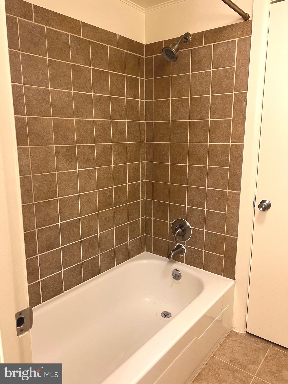 9633 White Acre Road, Unit B2 Columbia, MD 21045 - Photo 18 of 22 a bathroom with a bathtub