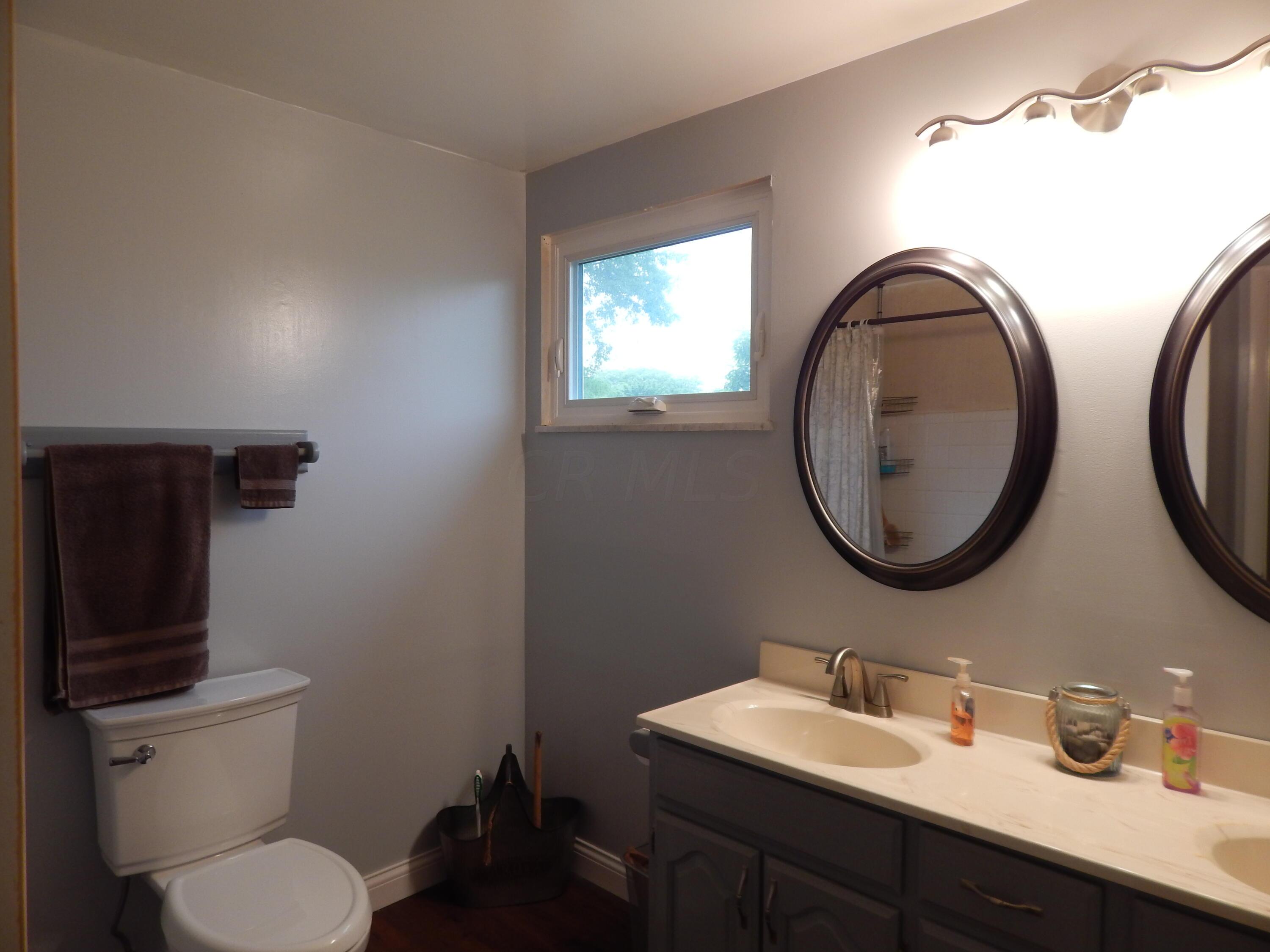 1074 Runyon Road Columbus, OH 43227 - Photo 14 of 24 Full Bathroom