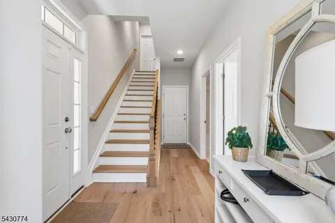 $930,000 | 10 Cortland Court, Livingston, NJ 07039