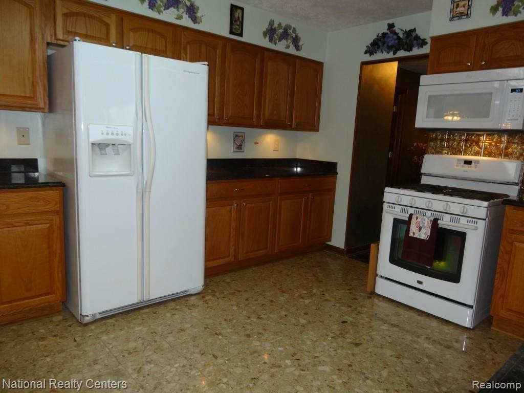 4095 Pardee Lake Road Howell, MI 48843 - Photo 15 of 57 DSC04155.jpg