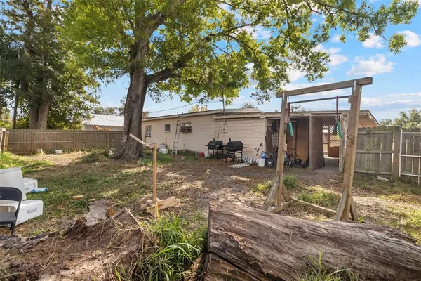 a view of a backyard