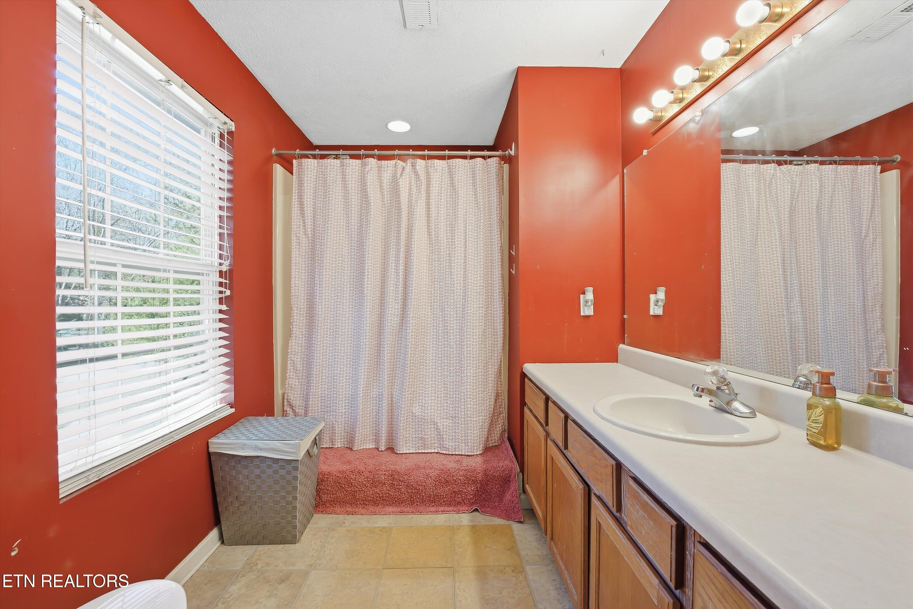 2629 Chukar Road Knoxville, TN 37923 - Photo 17 of 25 Master Bathroom