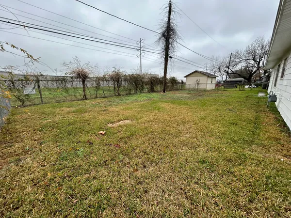 a view of a backyard