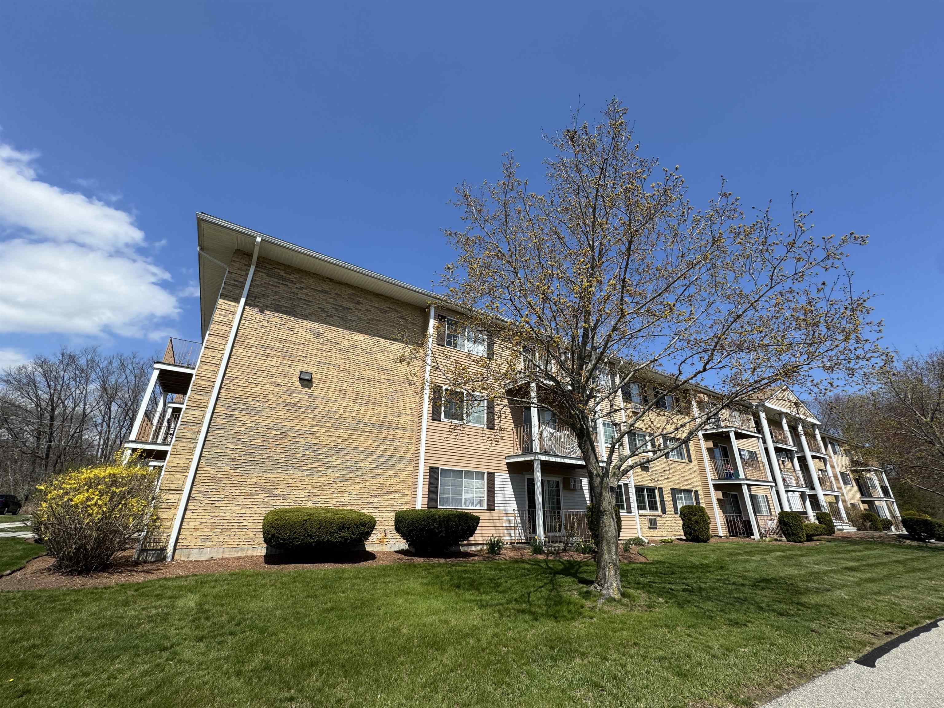 377 Huse Road, Unit 35 Manchester, NH 03103 - Photo 3 of 32