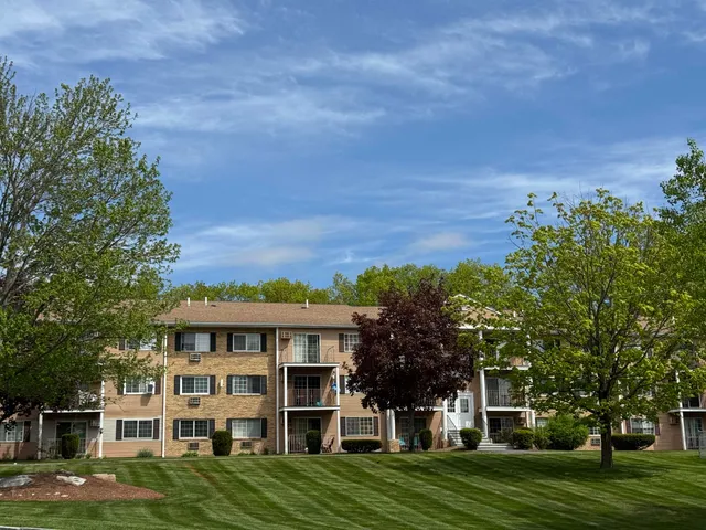 $1,710 | 377 Huse Road, Unit 35, Manchester, NH 03103