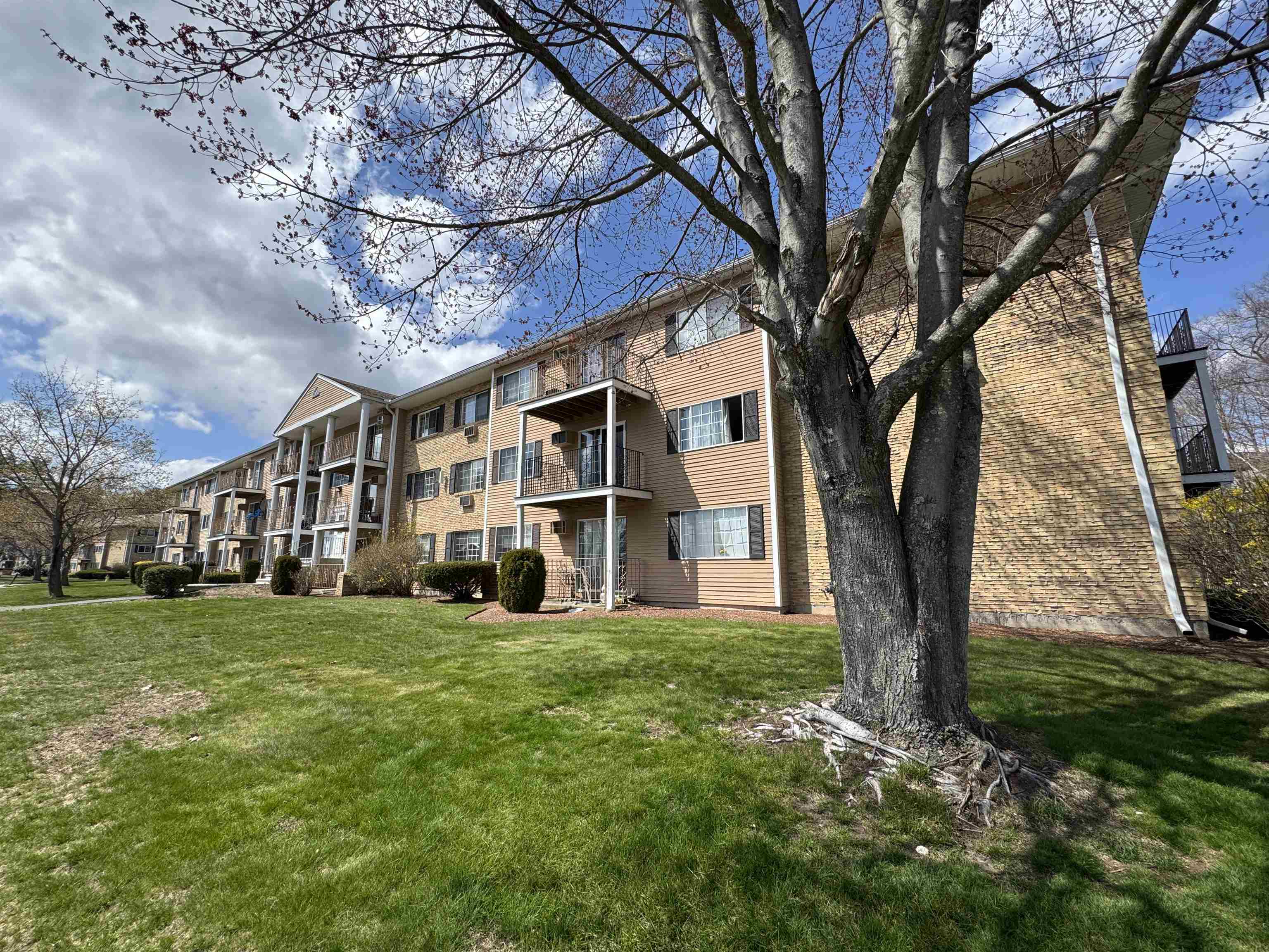 377 Huse Road, Unit 35 Manchester, NH 03103 - Photo 7 of 32