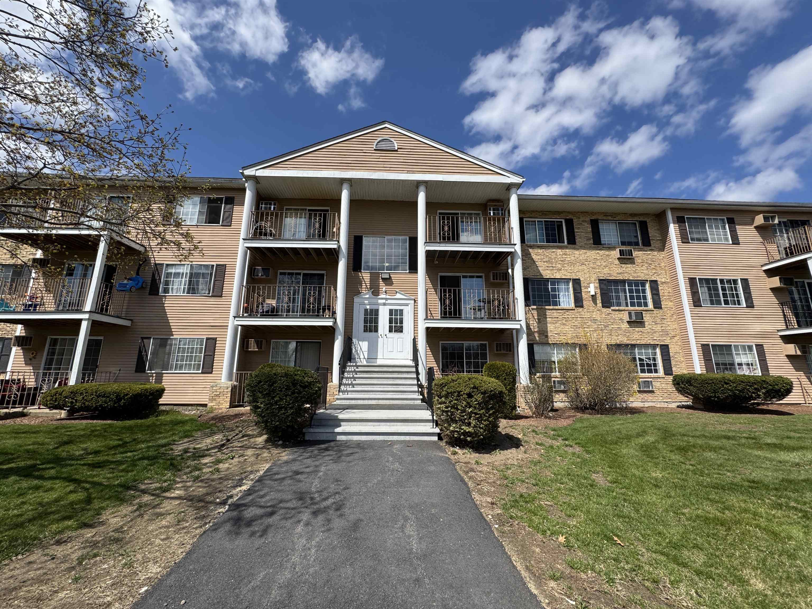 377 Huse Road, Unit 35 Manchester, NH 03103 - Photo 8 of 32