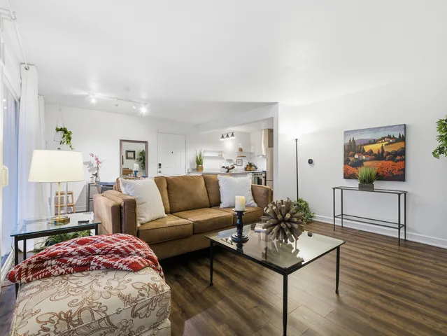 $229,000 | 5512 East Lake Drive, Unit C, Lisle, IL 60532