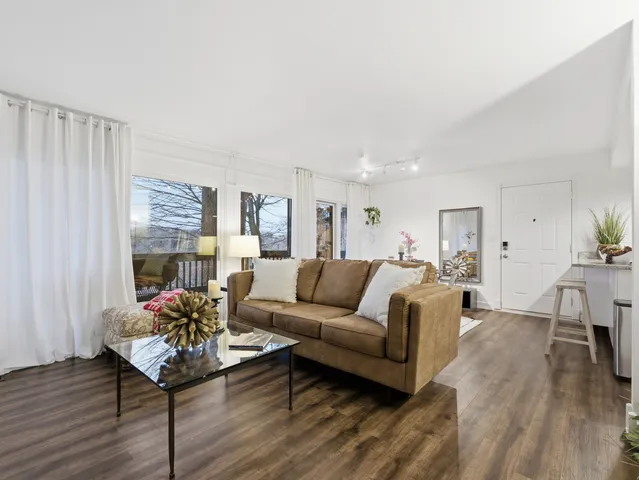 $229,000 | 5512 East Lake Drive, Unit C, Lisle, IL 60532