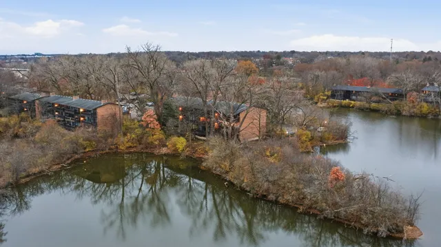 $229,000 | 5512 East Lake Drive, Unit C, Lisle, IL 60532