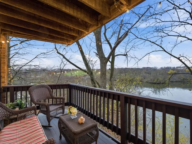 $229,000 | 5512 East Lake Drive, Unit C, Lisle, IL 60532