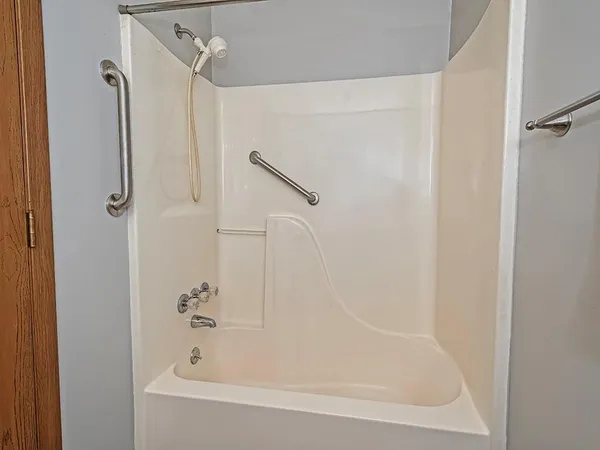 $190,000 | 2750 Iowa Drive, Unit 14, Lower Burrell, PA 15068