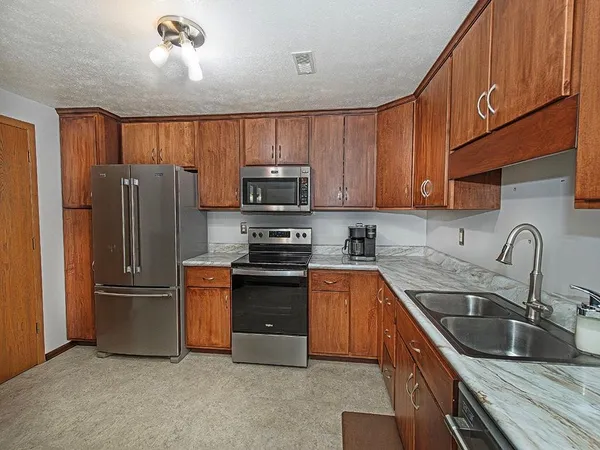 $190,000 | 2750 Iowa Drive, Unit 14, Lower Burrell, PA 15068