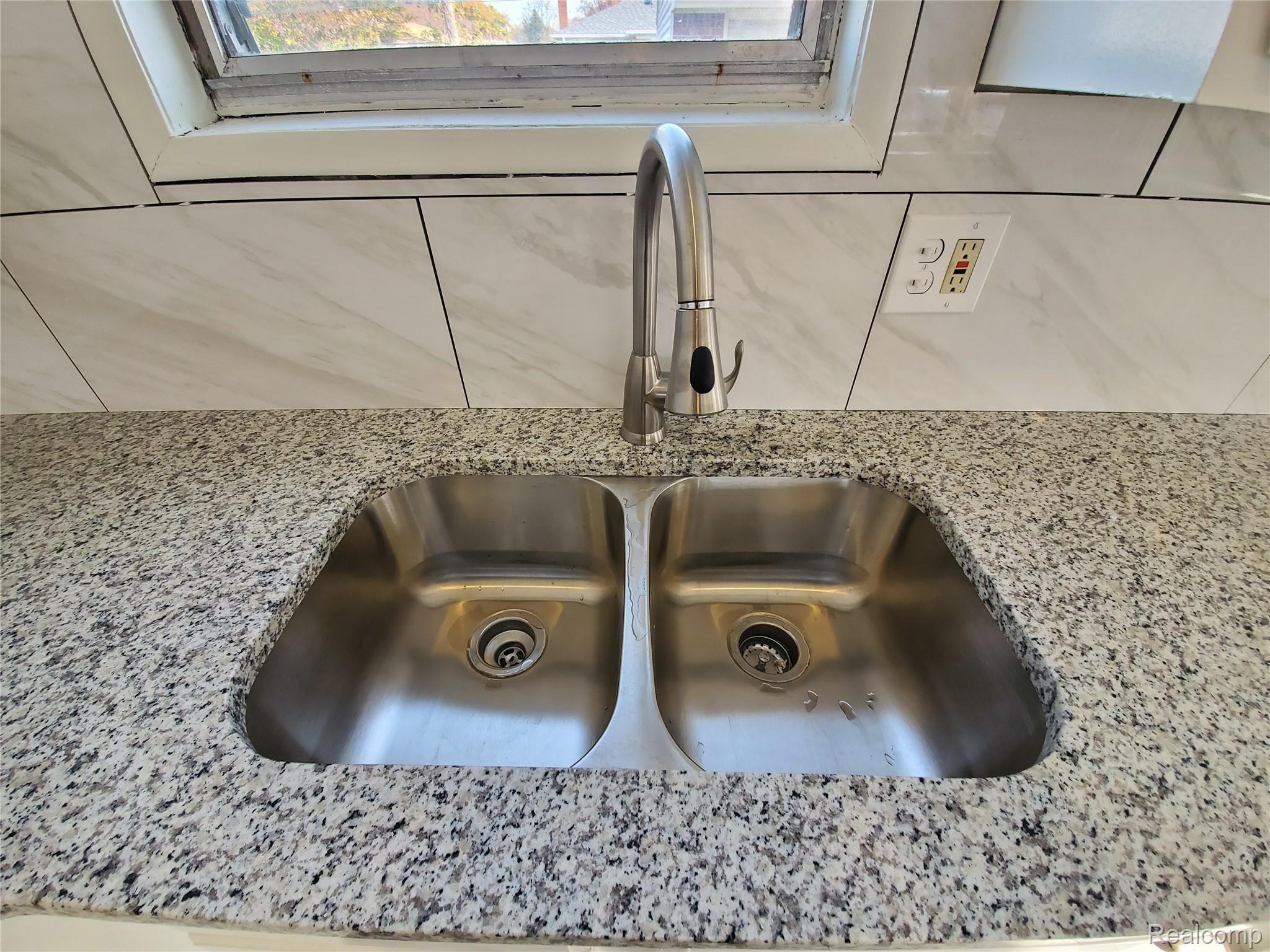 24242 Kelly Road Eastpointe, MI 48021 - Photo 6 of 31 20191109_134107.jpg