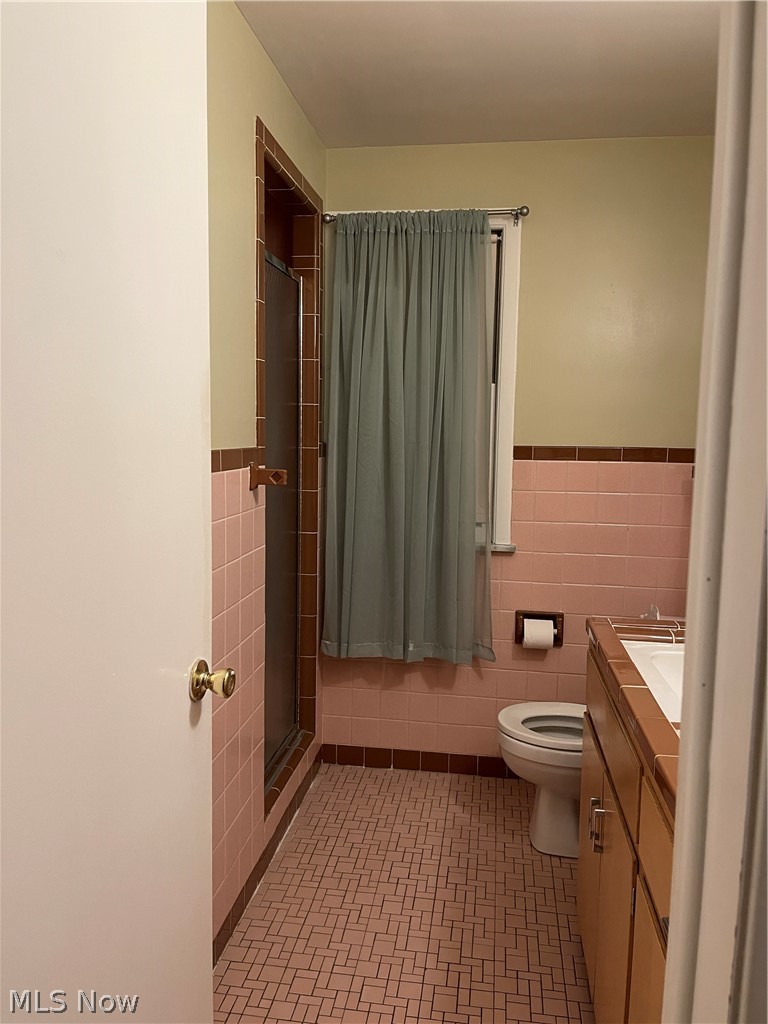 3681 Stoneleigh Road Cleveland, OH 44121 - Photo 11 of 35
