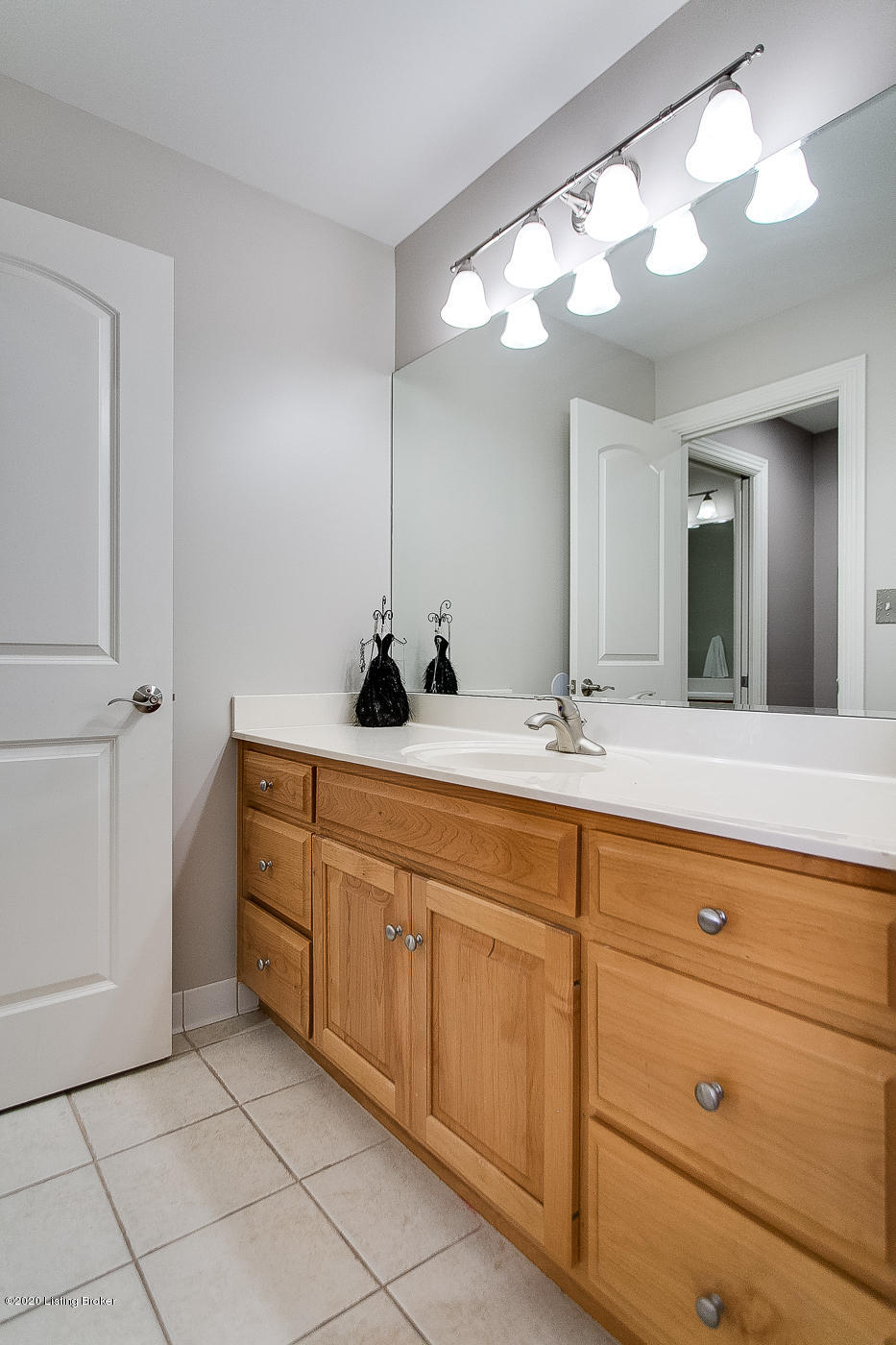 13327 Ridgemoor Drive Prospect, KY 40059 - Photo 26 of 44 Full Bathroom with private sink.