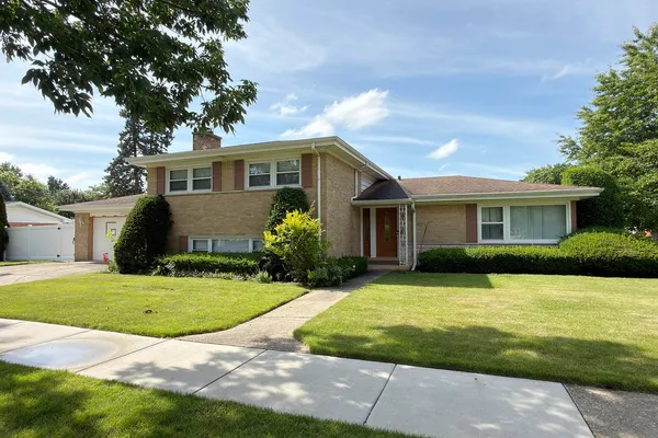 $599,900 | 801 South See-Gwun Avenue, Mount Prospect, IL 60056