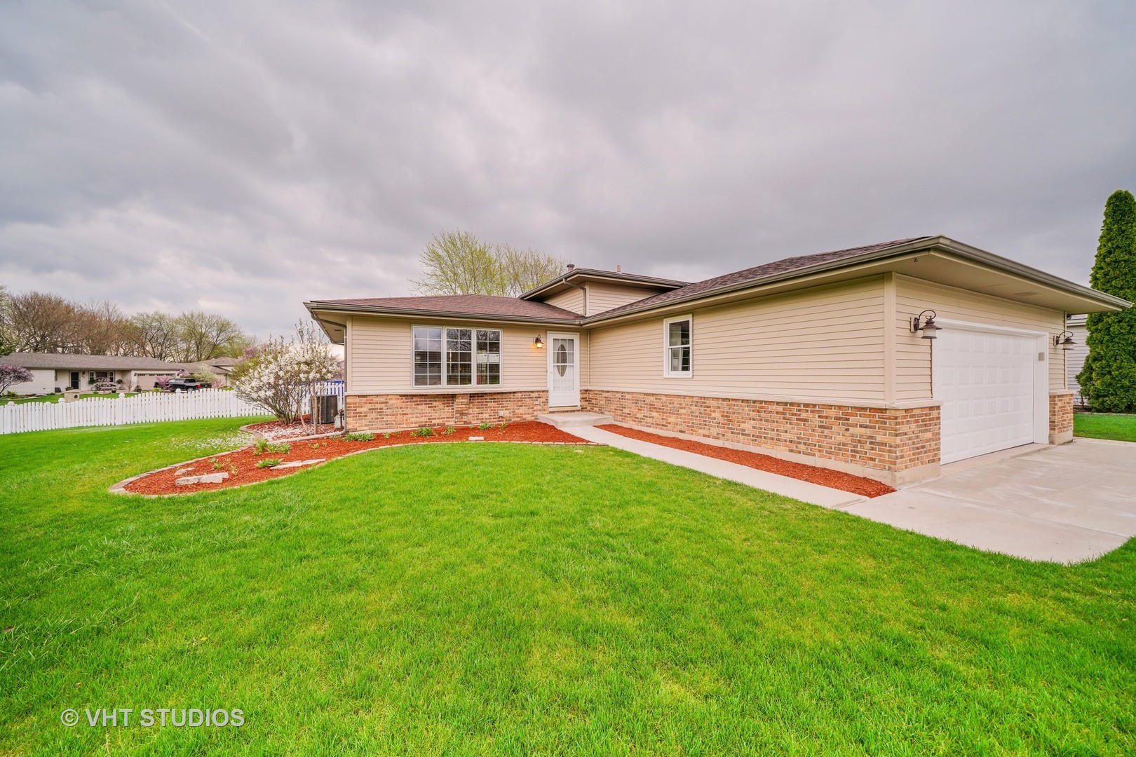 904 Knollside Road New Lenox, IL 60451 - Photo 1 of 16 a front view of house with yard and green space
