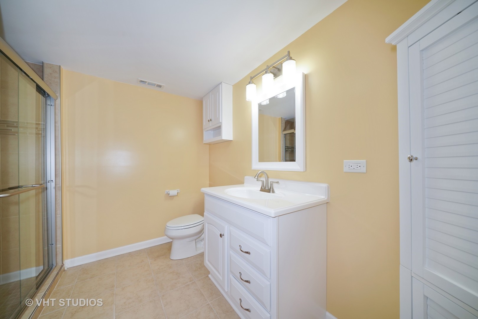 904 Knollside Road New Lenox, IL 60451 - Photo 7 of 16 a spacious bathroom with a toilet sink and mirror