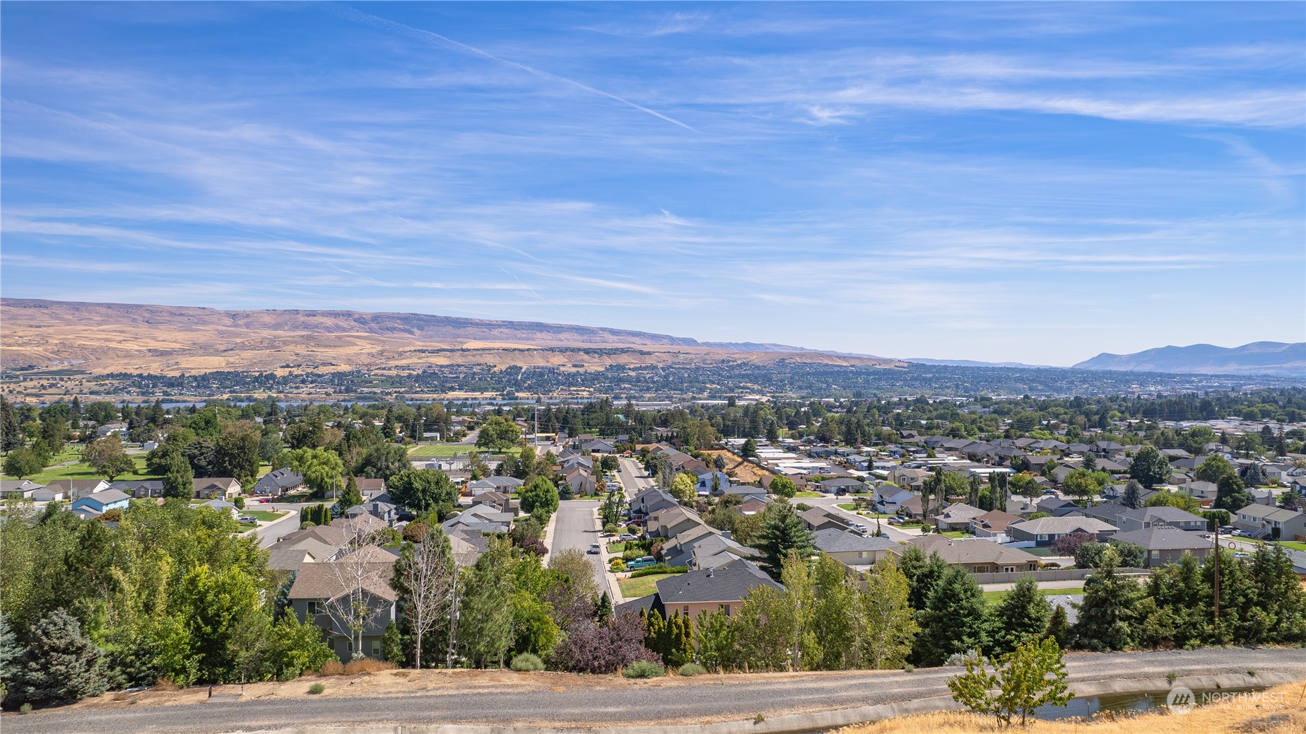 1833 Broadway Place Wenatchee, WA 98801 - Photo 3 of 6