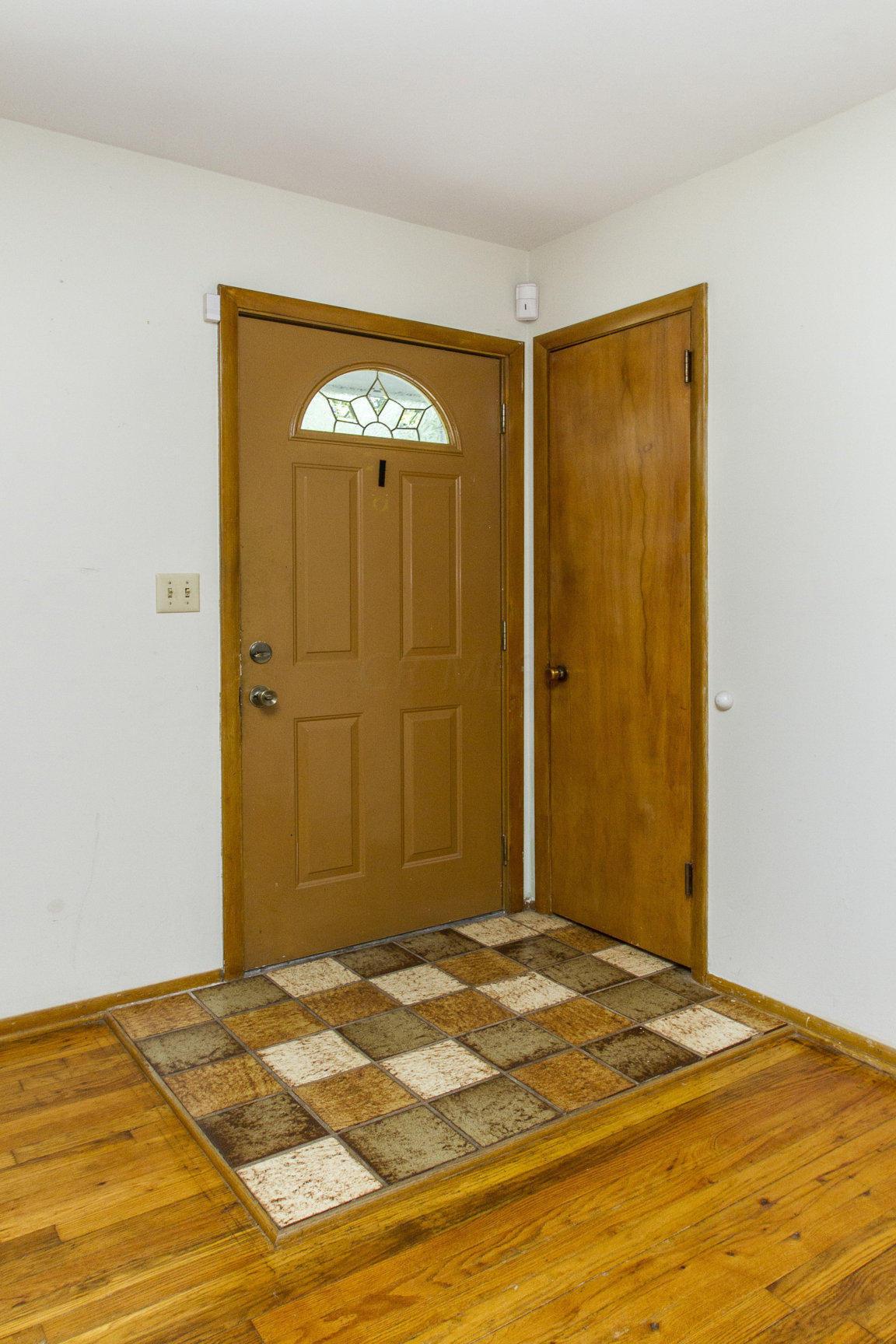 1621 Case Road Columbus, OH 43224 - Photo 4 of 35