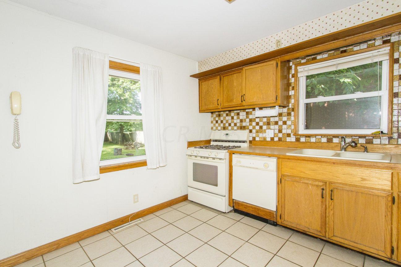 1621 Case Road Columbus, OH 43224 - Photo 9 of 35