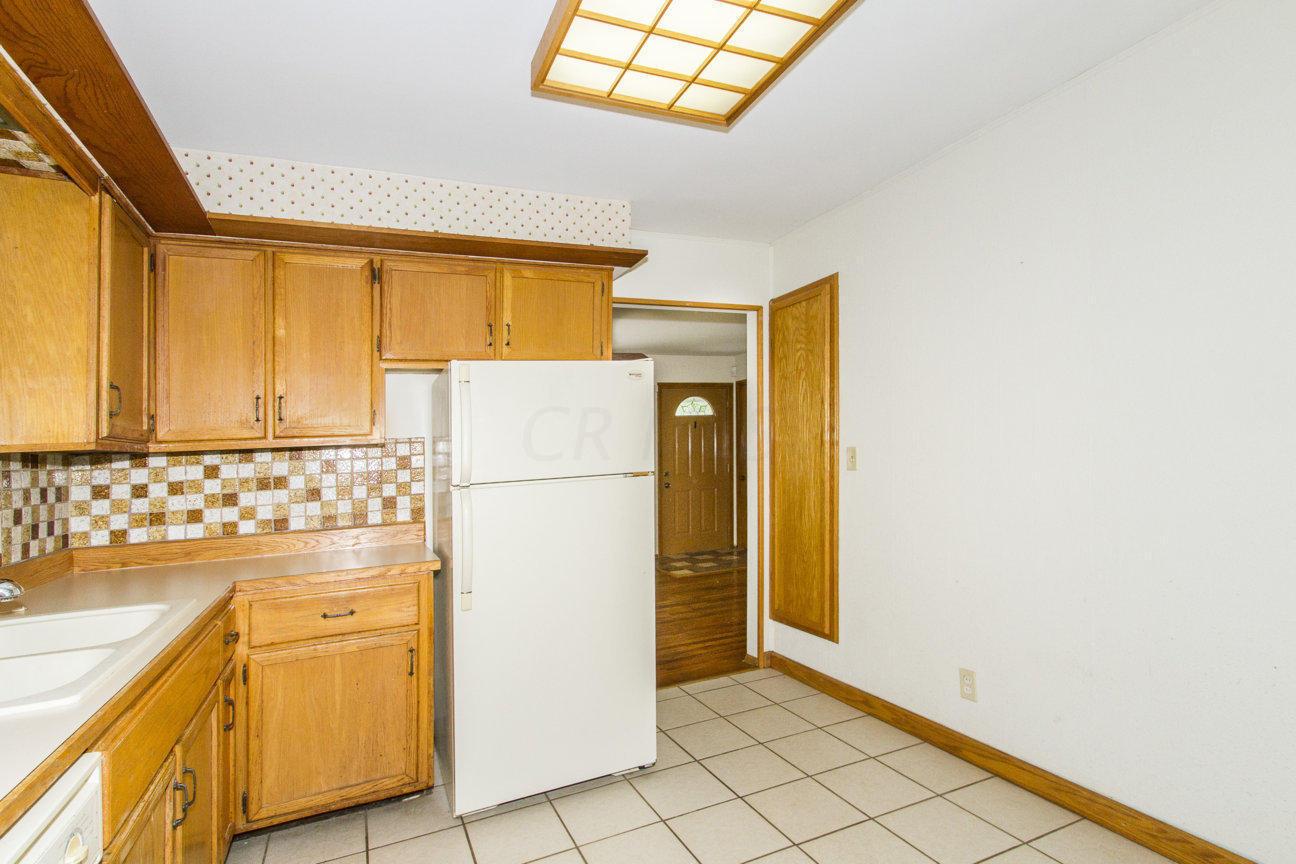 1621 Case Road Columbus, OH 43224 - Photo 10 of 35