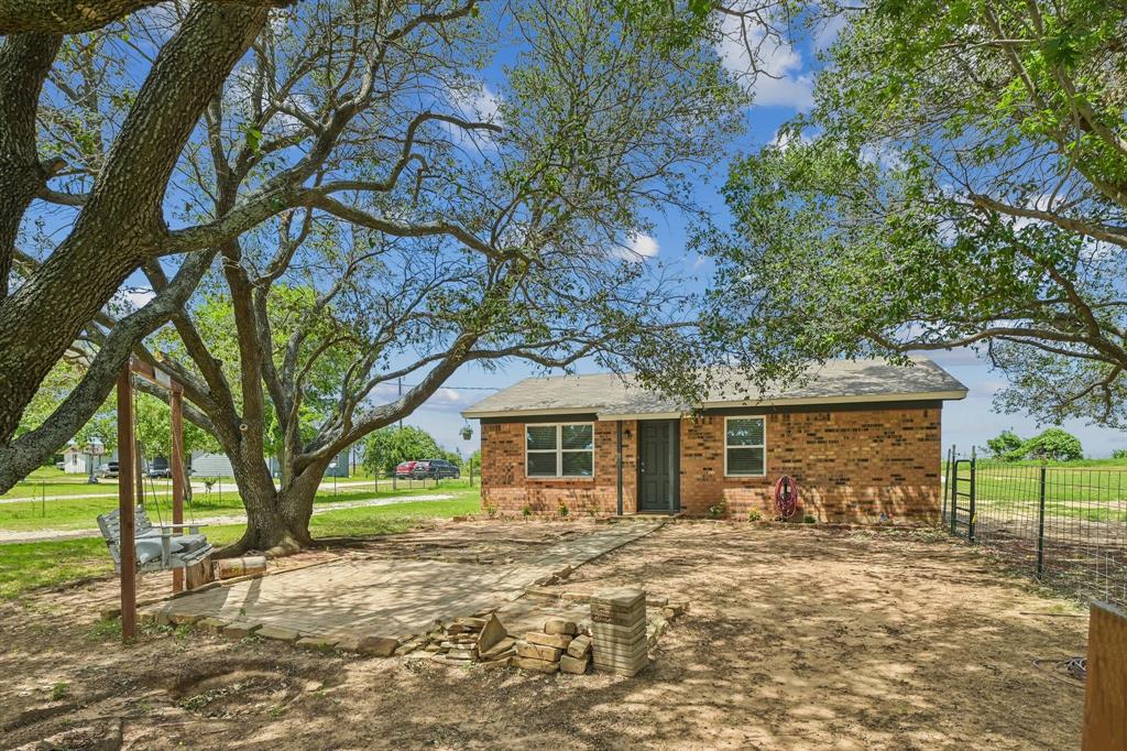 2762 West Highway 199 Springtown, TX 76082 - Photo 5 of 33 Front of the house facing south
