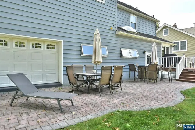 a view of yard with green space and trees