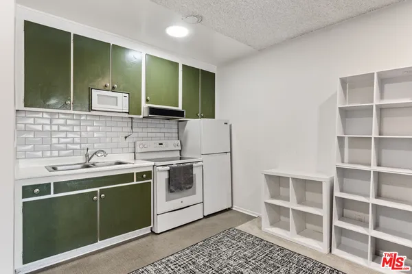 $299,000 | 18307 Burbank Boulevard, Unit 336, Tarzana, CA 91356