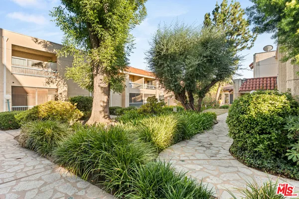 $299,000 | 18307 Burbank Boulevard, Unit 336, Tarzana, CA 91356