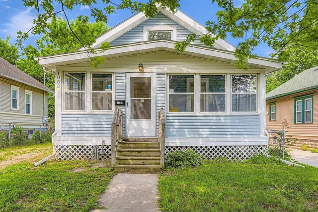 $2,299 | 1083 Western Avenue North, St. Paul, MN 55117