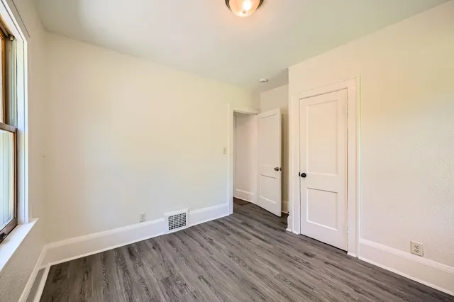 $2,299 | 1083 Western Avenue North, St. Paul, MN 55117