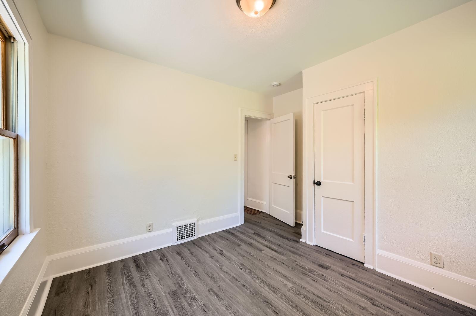 1083 Western Avenue North St. Paul, MN 55117 - Photo 14 of 28