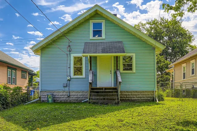 $2,299 | 1083 Western Avenue North, St. Paul, MN 55117