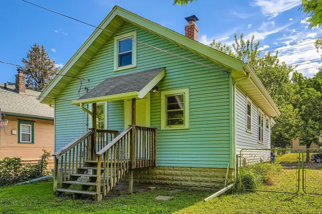 $2,299 | 1083 Western Avenue North, St. Paul, MN 55117