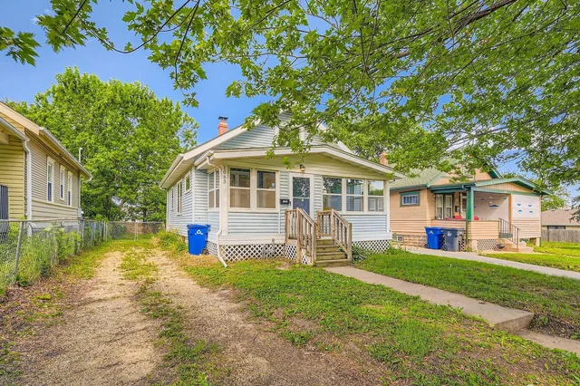 $2,299 | 1083 Western Avenue North, St. Paul, MN 55117