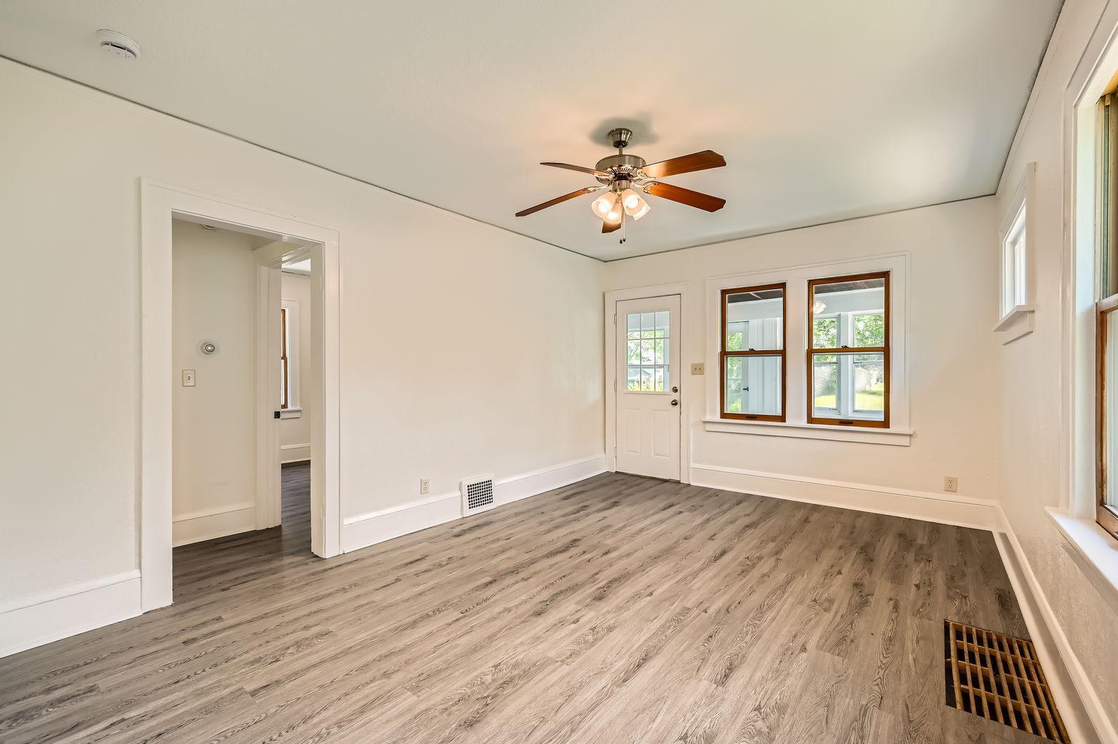 1083 Western Avenue North St. Paul, MN 55117 - Photo 5 of 28