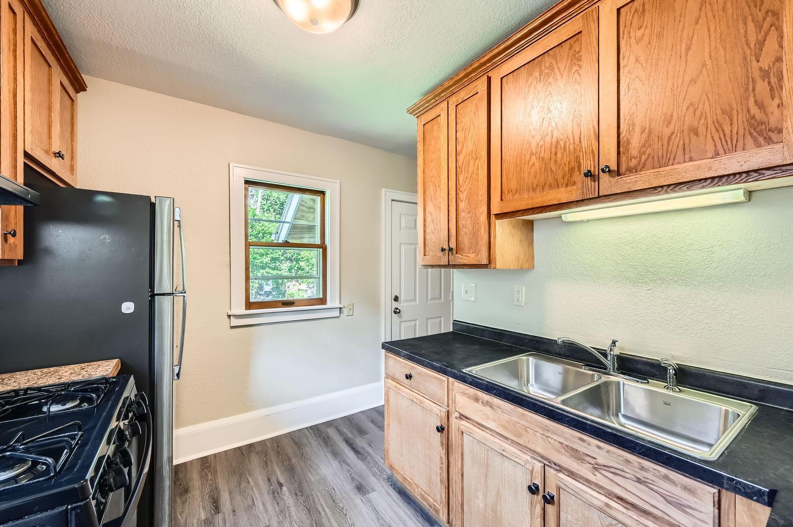 1083 Western Avenue North St. Paul, MN 55117 - Photo 8 of 28