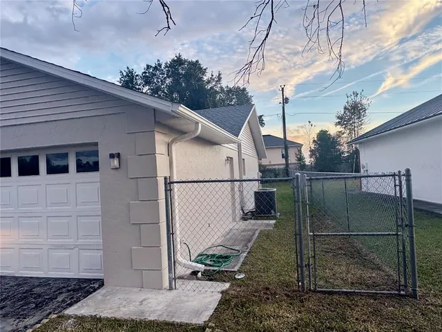 a view of a backyard