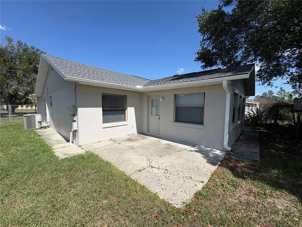 a view of backyard of the house