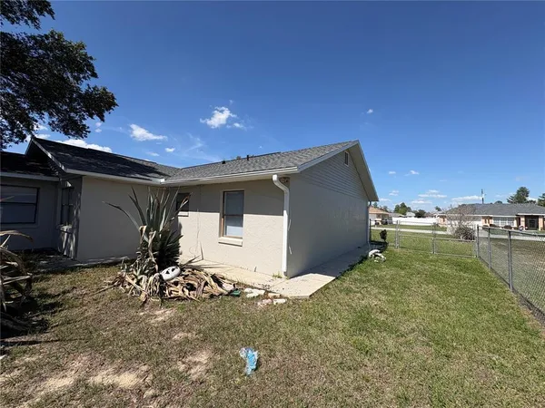 a view of a backyard