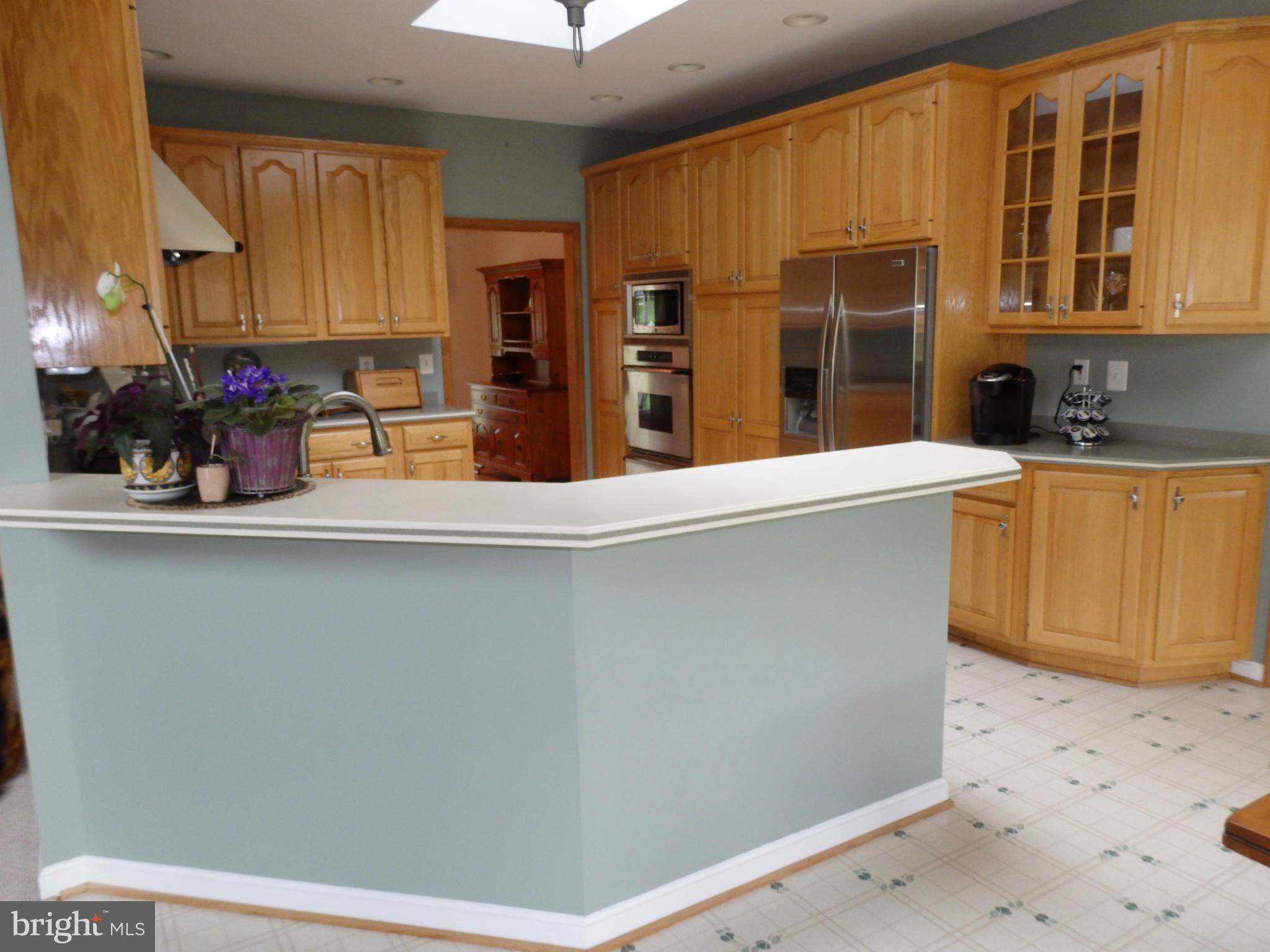 10013 Kelly Road Frederick, MD 21701 - Photo 7 of 23 Breakfast bar open to breakfast nook