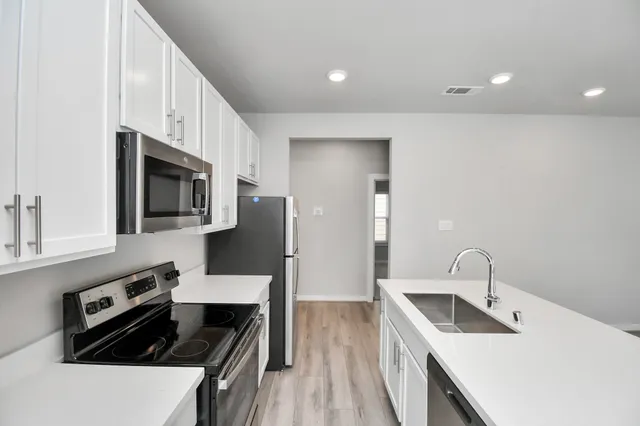 an empty room with closet and a ceiling fan