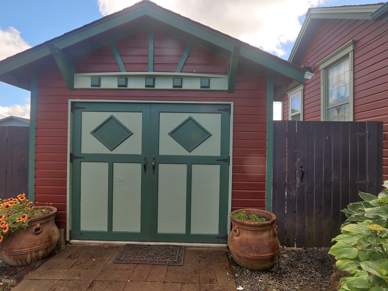 47 Southwest Hurbert Street Newport, OR 97365 - Photo 31 of 34 Garage